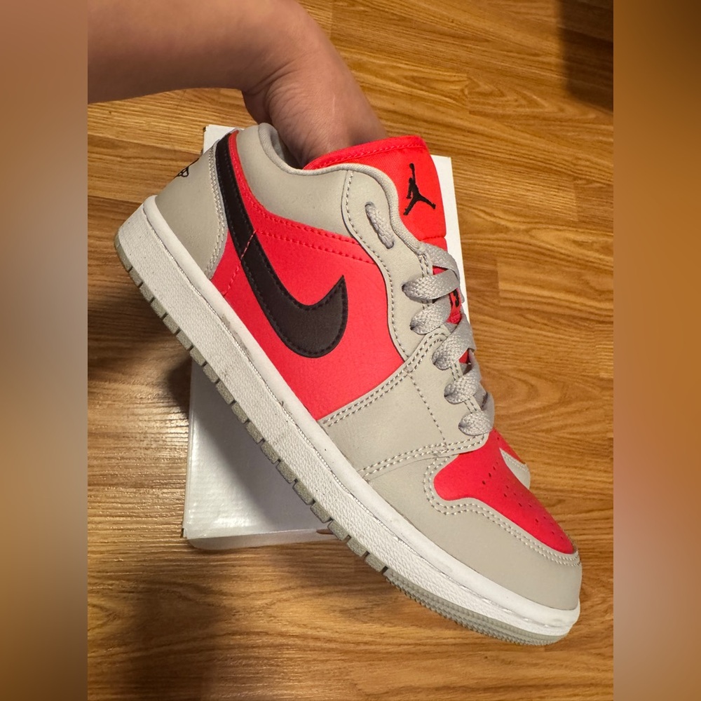 Jordan 1 Retro Low 
Light Iron Ore Siren Red (Women's) - DCO774 060